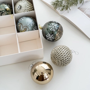 Set of 8cm green and gold Christmas balls with snowflake patterns for tree decoration