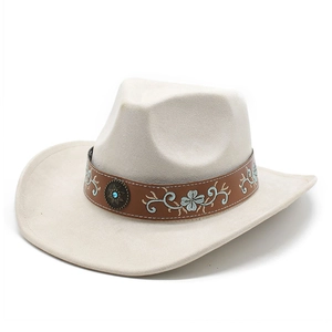 Détail du chapeau western avec ruban en cuir, broderie florale et ornement en turquoise