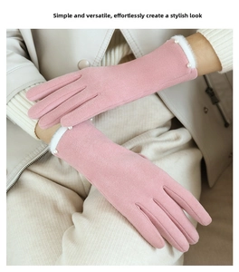 Detailansicht der rosa Samthandschuhe mit weißem Kunstfellbesatz und Perlen für Damen