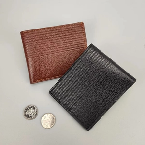Détail de portefeuilles courts en cuir pour hommes avec texture litchi et lignes gaufrées