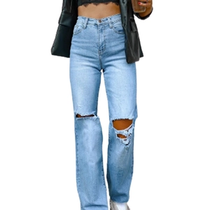 Jean femme bleu clair taille haute à jambes larges avec genoux déchirés et coupe ample