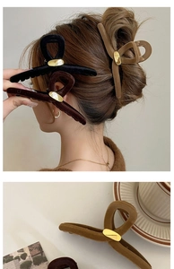 Détails des pinces à cheveux géométriques floquées en noir et café au fini velouté doux