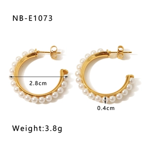 Détail de boucles d'oreilles C dorées avec perles montrant un diamètre de 2,8 cm et un poids de 3,8 g
