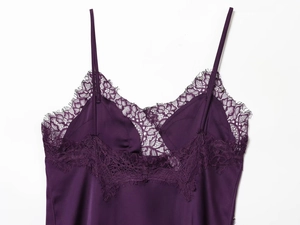 Détail du caraco en satin violet foncé avec bordure en dentelle et fines bretelles