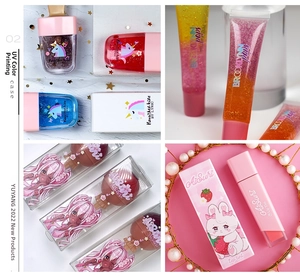 Λεπτομερής προβολή συλλογής παιδικών lip balm με μονόκερους και χαριτωμένα σχέδια κινουμένων