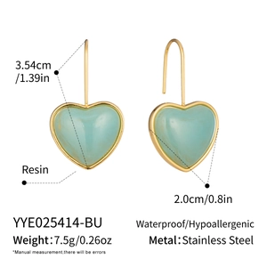 Vue détaillée des boucles d'oreilles cœur en résine vert clair avec dimensions exactes