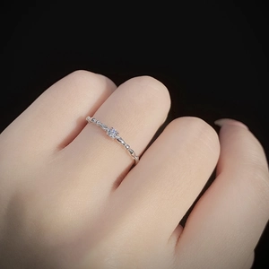 Elegant S925 sterling silver ring with textured band and sparkling solitaire zircon stone