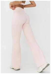 Détail du pantalon de yoga évasé rose clair à taille haute avec effet galbant et sculptant