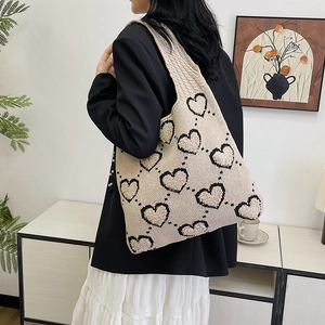 Sac à épaule tricoté avec motif de cœur beige et noir pour mode décontractée