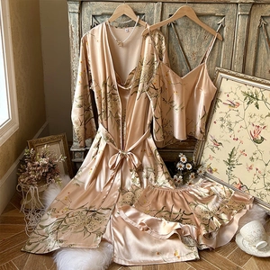 Ensemble de pyjama en soie champagne avec imprimé floral vintage et décolleté en V