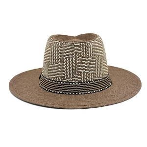 Détail de la texture en maille géométrique et du ruban rayé sur un chapeau Fedora