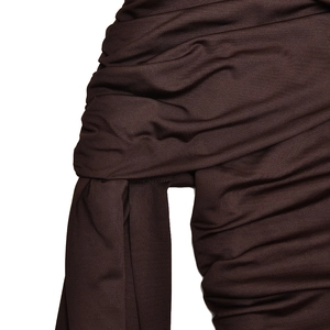 Nahaufnahme der gerafften dunkelbraunen Stoffstruktur für ein elegantes, enges Kleid