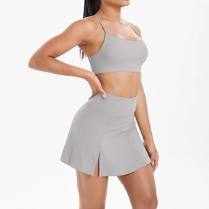 Détail de la jupe de tennis grise à taille haute et fente avec brassière de sport