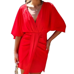 Robe rouge élégante à col en V avec manches papillon et taille plissée cintrée