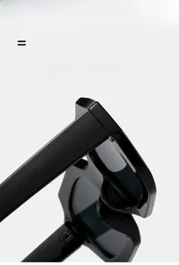 Détail de lunettes de soleil carrées noir brillant en matériau léger et élastique
