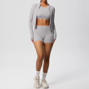 Completo yoga grigio 3 pezzi con giacca zip, reggiseno sportivo e pantaloncini fitness