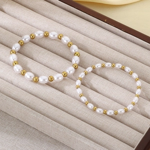 Dettaglio di bracciali con perle barocche e perline in oro 18K su un vassoio per gioielli