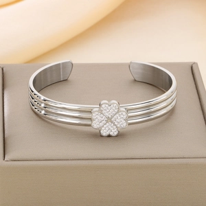 Vue macro du bracelet trèfle argenté avec sertissage de zircons étincelants