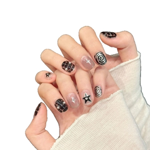 Unghie finte fatte a mano stile dark sweet cool con stelle in rilievo e decorazioni