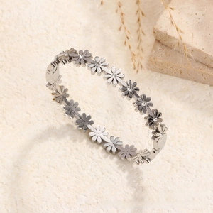 Détail macro du bracelet marguerite en argent avec cristaux de zircon sur pierre
