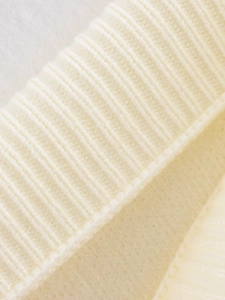 Primer plano macro de la textura de punto acanalado beige crema del conjunto de punto