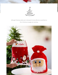 Détail de sacs cadeaux de Noël avec Père Noël et bonhomme de neige et cordon de serrage