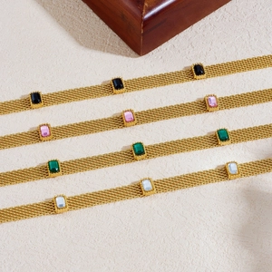 Bracelets en maille d'acier doré avec des pierres précieuses rectangulaires colorées