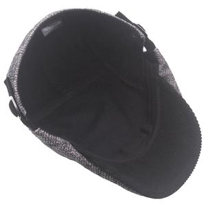 Détail de la doublure 100% coton et boucle métallique de la casquette plate