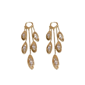 Boucles d'oreilles dorées avec pampilles en zircon marquise et longues chaînes