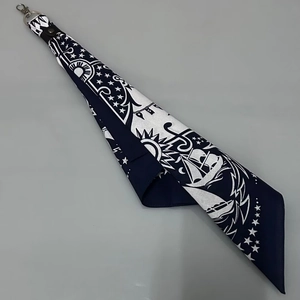 Detail eines Vintage-Baumwoll-Bandanas in Marineblau mit nautischen Motiven und Metallhaken