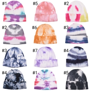 Bonnets en maille côtelée tie-dye variés pour la chaleur hivernale et le style urbain