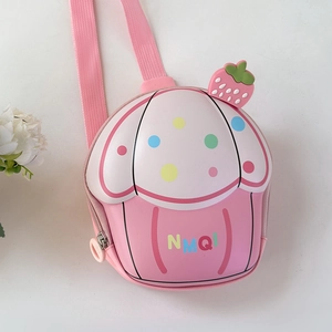 Vista dall'alto dettagliata dello zainetto rosa per bambini a forma di cupcake con fragola