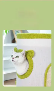 Vista detallada del nido cilíndrico para gatos con borde de felpa verde y entrada acogedora