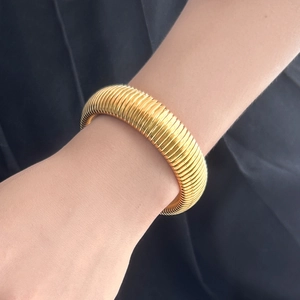Gold stretch snake bracelet for women in polished stainless steel with ribbed texture