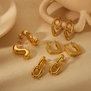 Set di orecchini geometrici minimalisti in acciaio inossidabile placcato oro 18k lucido