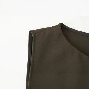 Robe midi café foncé tendance avec col rond et détails de texture du tissu