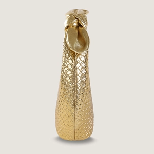 Detail der gewebten Handtasche aus goldenem PU-Leder mit knotigem Griff-Design