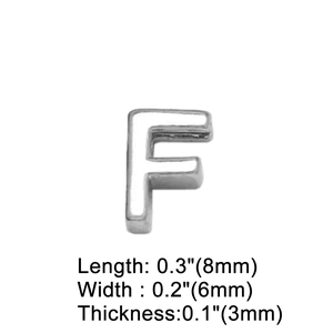 Dettaglio del ciondolo con lettera F in argento con dimensioni 8mm x 6mm