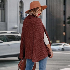 Trama dettagliata di un maglione poncho in maglia spessa con collo alto alla moda