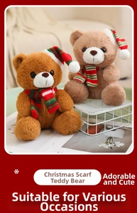 Détail de mignons ours en peluche de Noël avec écharpes et bonnets rayés rouge et vert