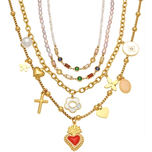 Mehrlagige Goldkette mit Sacred-Heart-Anhänger, bunten Zirkonia-Steinen und Perlen