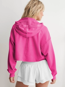 Rückansicht des rosepinken Cropped-Hoodies mit überschnittenen Schultern und lockerer Passform