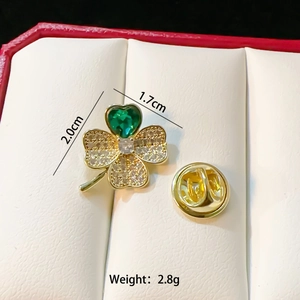 Golden clover brooch with green heart gem and zircon inlay, measuring 2.0cm by 1.7cm