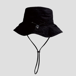 Détail du cordon coupe-vent et de la texture en nylon sur ce chapeau bob noir de plein air