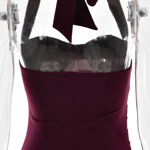 Détail d'une robe dos nu bordeaux avec bretelles lacées et coupe fendue sexy