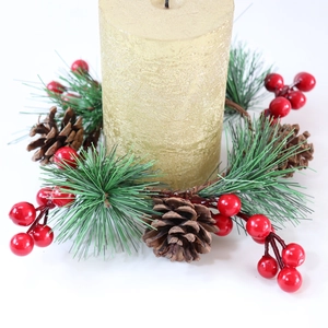 Weihnachtskranz mit PVC-Tannennadeln, roten Beeren und Zapfen für die Tischdeko