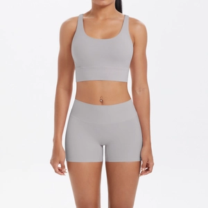 Détail de l'ensemble de yoga gris clair deux pièces avec soutien-gorge et short taille haute