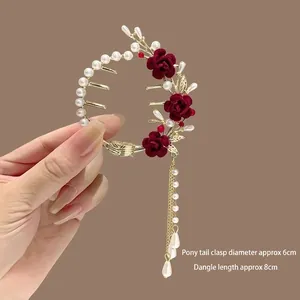 Détail de la pince à cheveux avec fleurs de muguet, roses en velours et perles