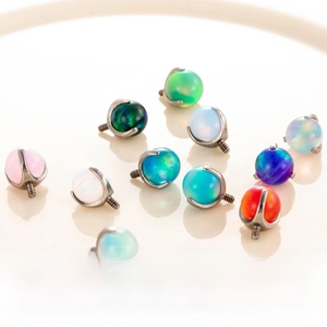 Makroaufnahme von 4mm Opal-Kugel-Schraubköpfen aus F136 Titan für Piercing-Schmuck