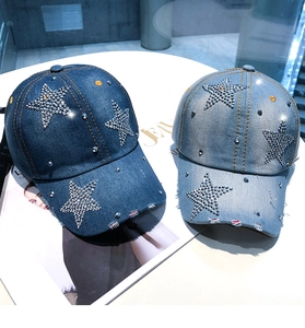 Nahaufnahme von Denim-Basecaps mit Strasssternen und Details am abgenutzten Rand